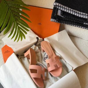 Hermès Oasis sandals in pink leather featuring the iconic "H" cut-out detail